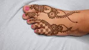 On the foot with henna