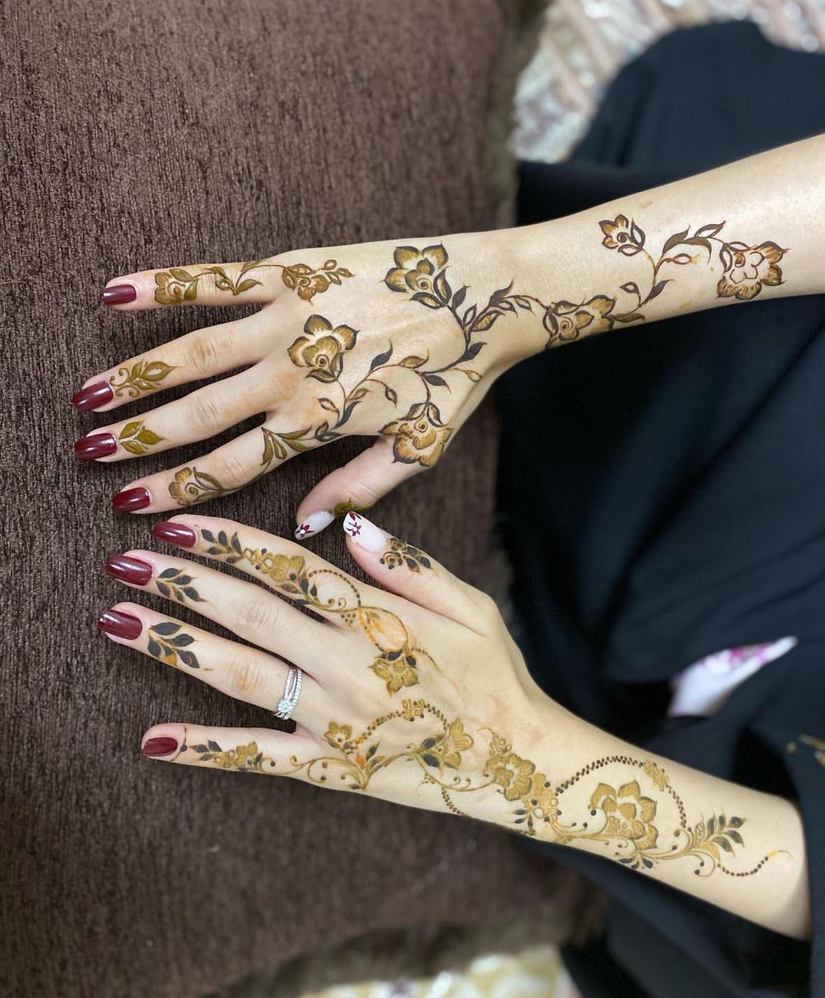 Henna design for the half of the hand on one side